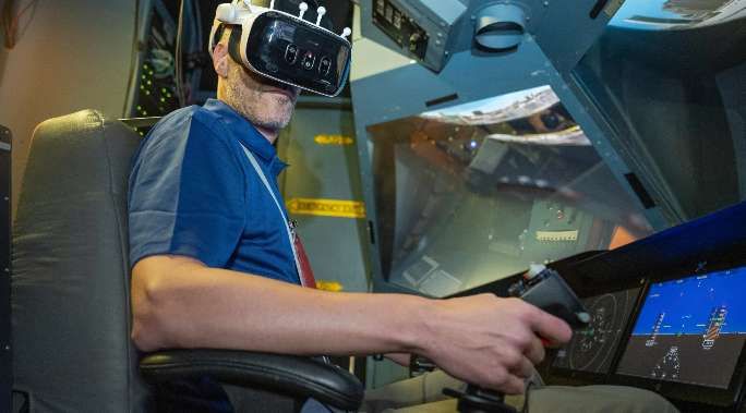 NASA研究VR混合现实技术在飞行模拟器中的应用