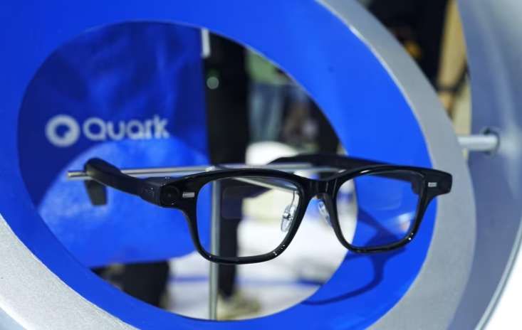 相信AI眼镜是下一代个人移动入口，阿里亮相哇哦Quark Glasses
