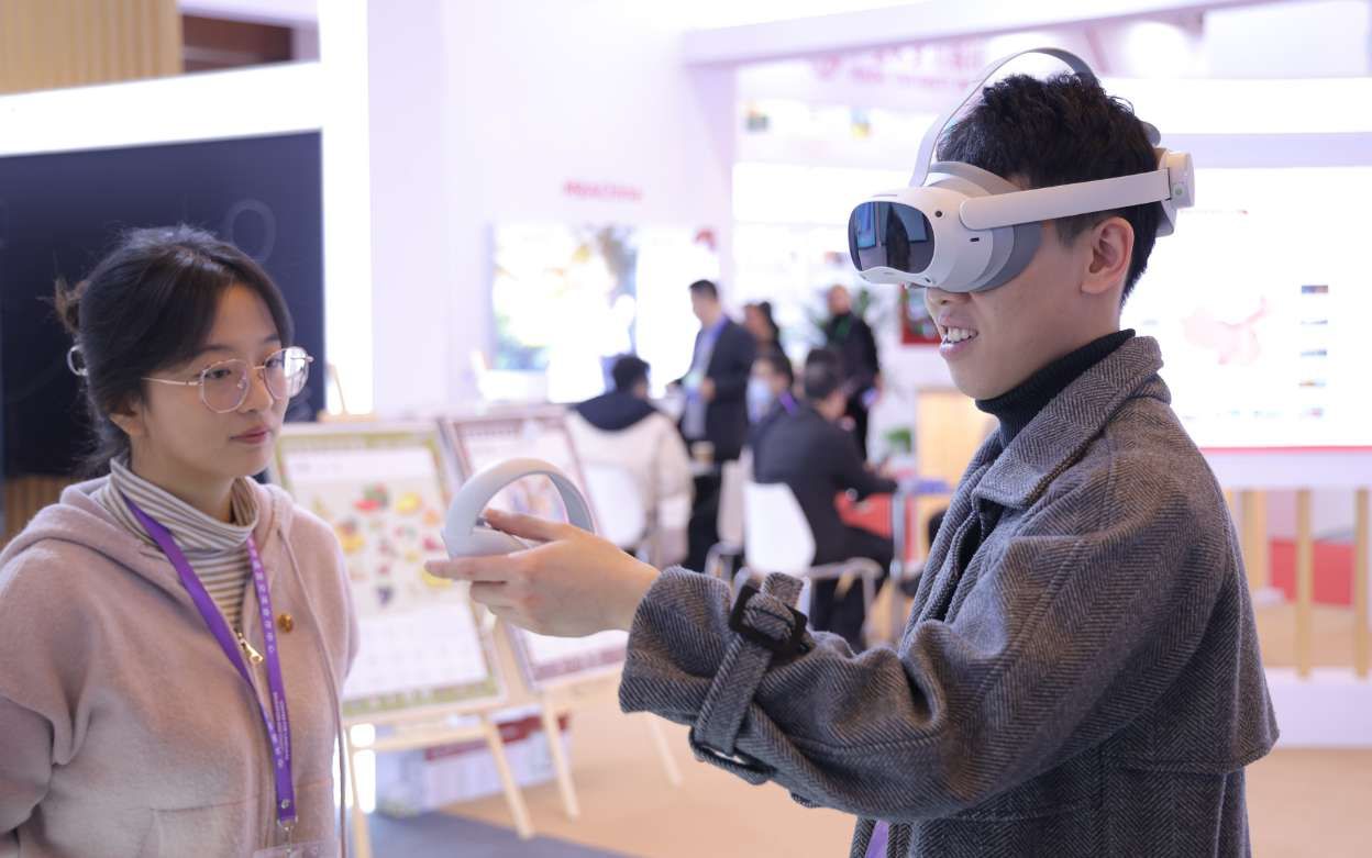 华东师范大学教师运用PICO VR技术创新国际中文教学